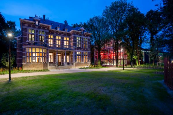 Evening view of Villa OpUnDi and The Looking Glass and The Battery, LABIOMISTA, Genk (BE) © Koen Vanmechelen 2019 Photo by Kris Vervaeke