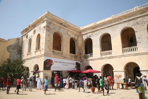 THE COSMOPOLITAN CHICKEN PROJECT - IN TRANSIT, ArtAids, Dakar, 2010 ( Senegal) © Koen Vanmechelen Expo, THE COSMOPOLITAN CHICKEN PROJECT - IN TRANSIT, ArtAids, Dakar, 2010 ( Senegal) © Koen Vanmechelen