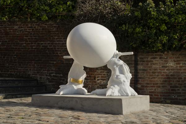 THE WALKING EGG © Koen Vanmechelen, photo Dominique Silberstein THE WALKING EGG © Koen Vanmechelen, photo Dominique Silberstein