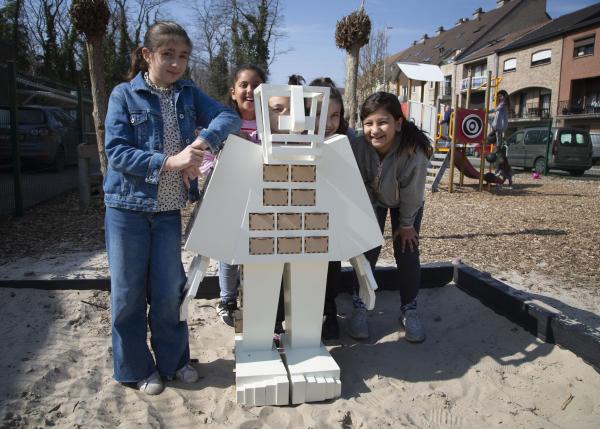 Cosmogolem op rondreis in Genk © Koen Vanmechelen, foto Stoffel Hias Cosmogolem op rondreis in Genk © Koen Vanmechelen, foto Stoffel Hias