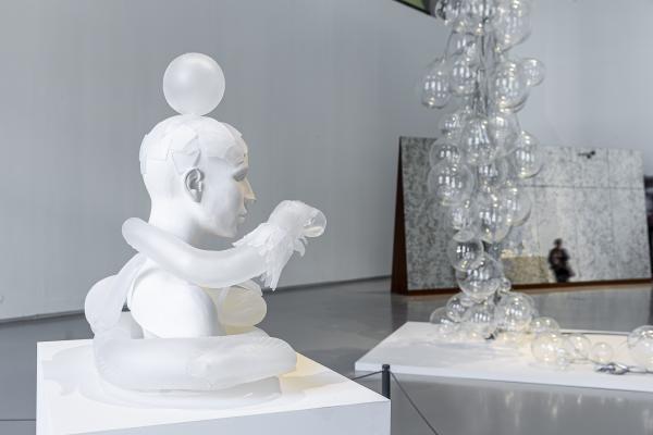 Evolution of a Hybrid © Koen Vanmechelen, GLASSTRESS, State Hermitage, Russia, 2021, photo by Svetlana Ragina Evolution of a Hybrid © Koen Vanmechelen, GLASSTRESS, State Hermitage, Russia, 2021, photo by Svetlana Ragina