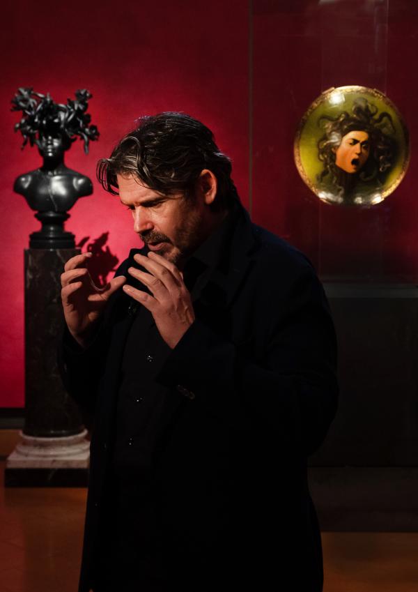 Koen Vanmechelen at the Uffizi during his solo exhibition Seduction, Firenze (IT), photo Kris Vervaeke