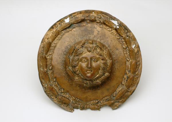 Schildknop van brons uit de Romeinse tijd, met Medusakop, 100-300 n.Chr_. Collectie Valkhof Museum, bruikleen Rijksdienst voor het Cultureel Erfgoed